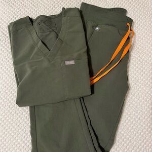 Figs Women’s Moss Green Scrub Set